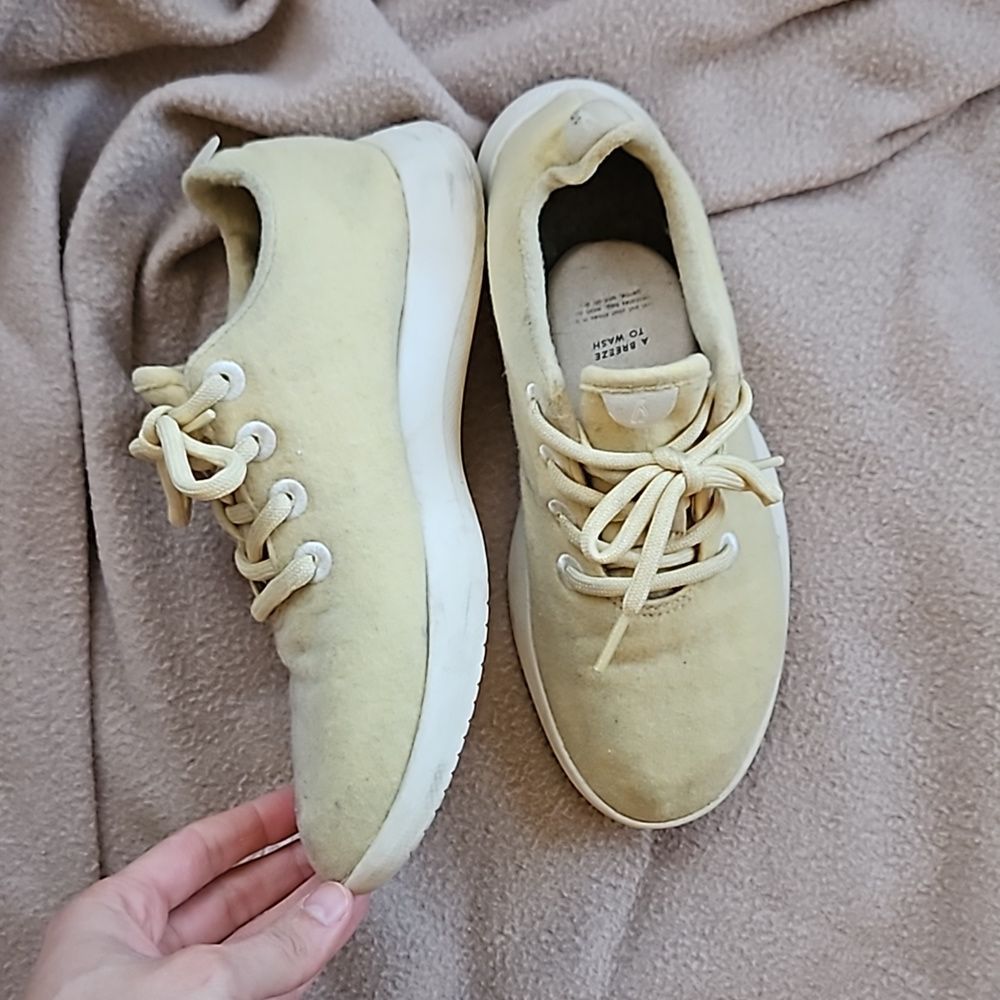 All birds wool runners in light yellow sz 8